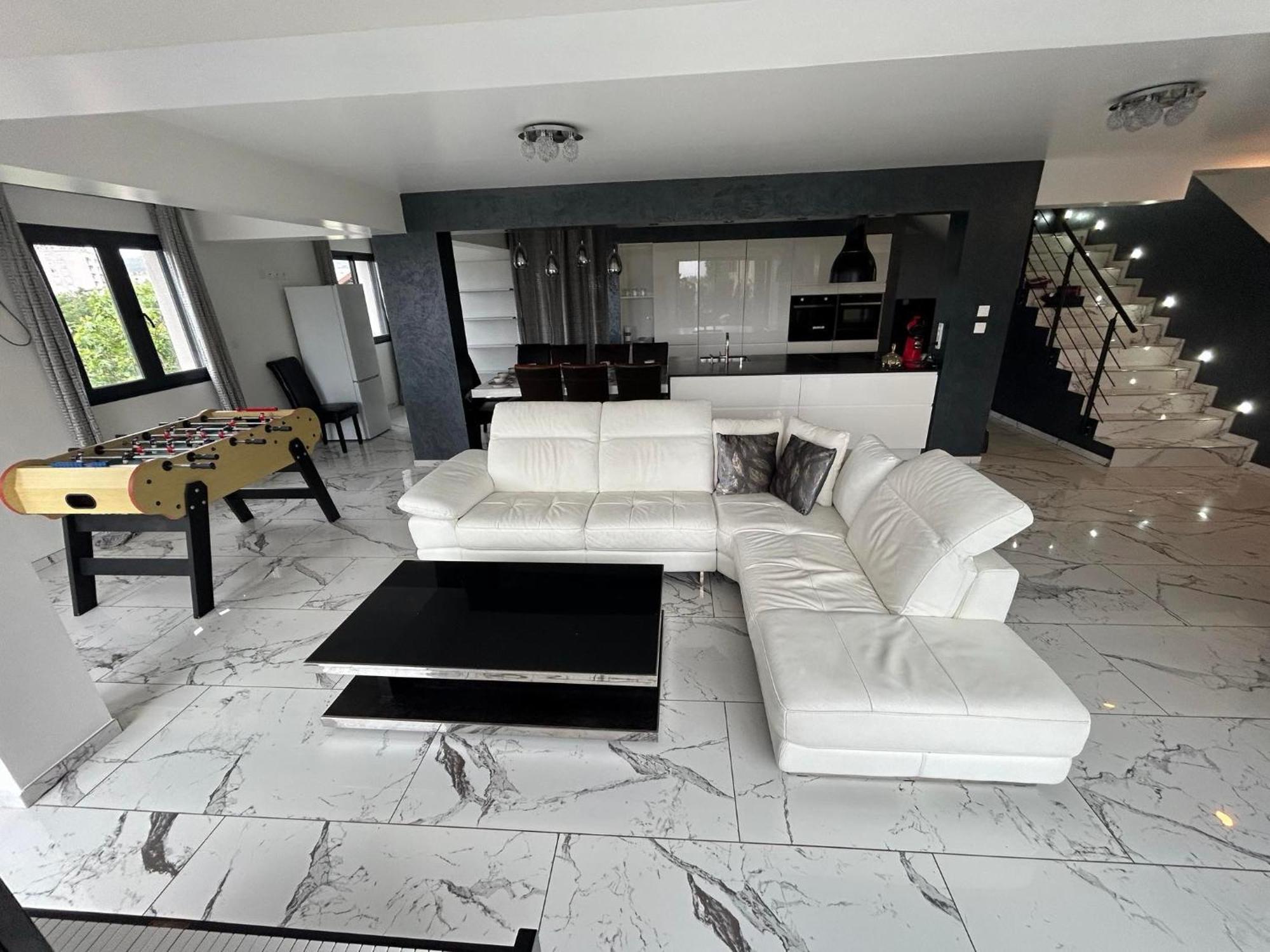 Magnifique Villa Avec Piscine Beaujolais Gleize Luaran gambar